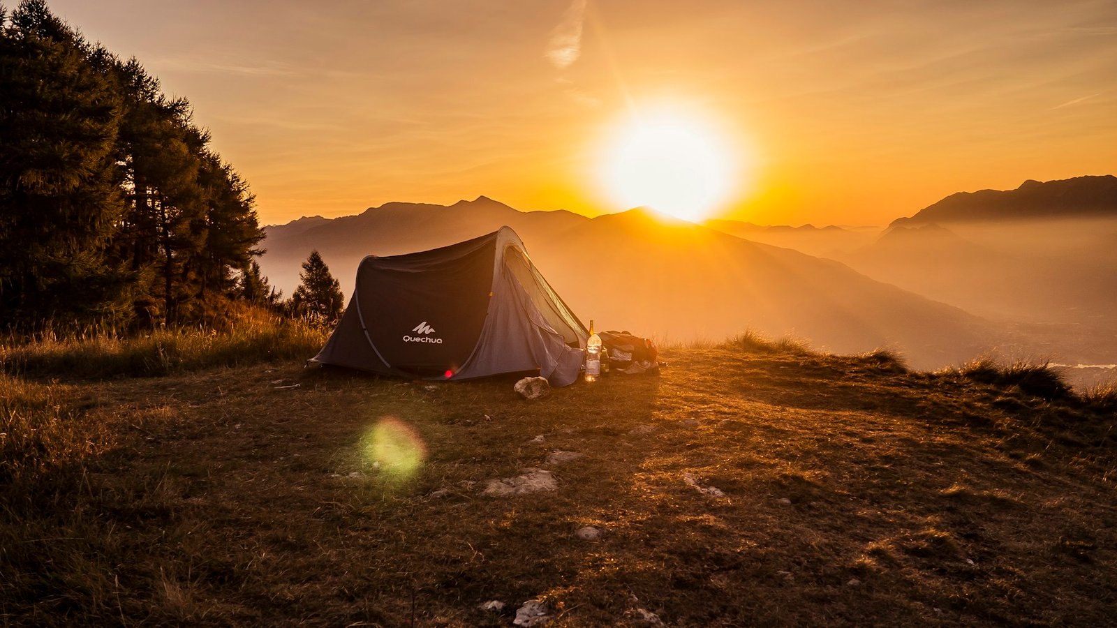 Campamento base al amanecer en un valle de alta montaña