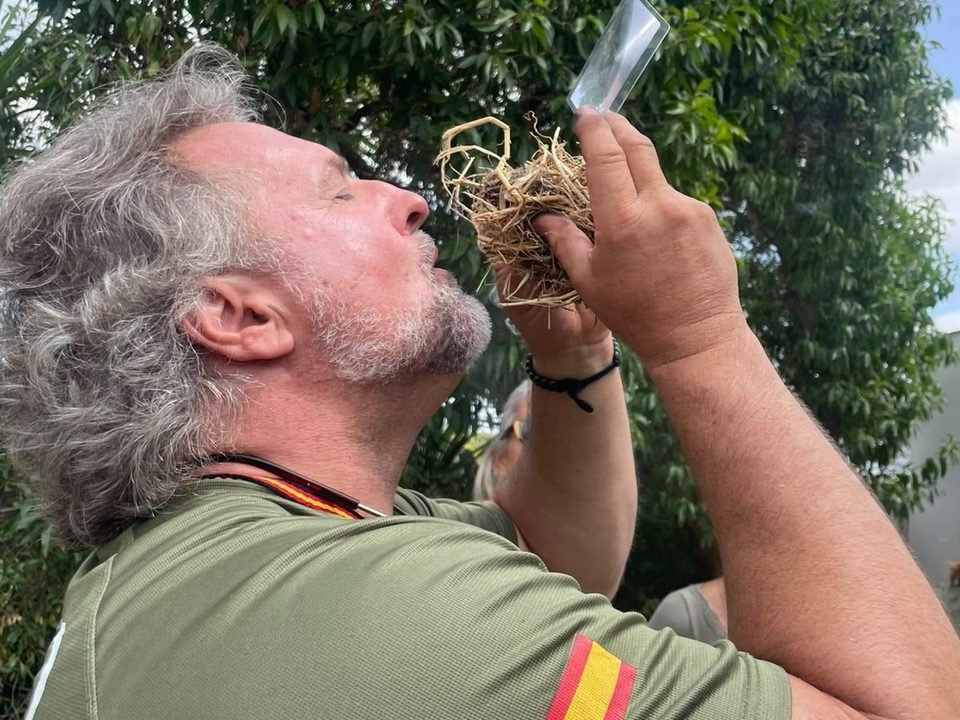 Encendido de un nido de yesca con una lente